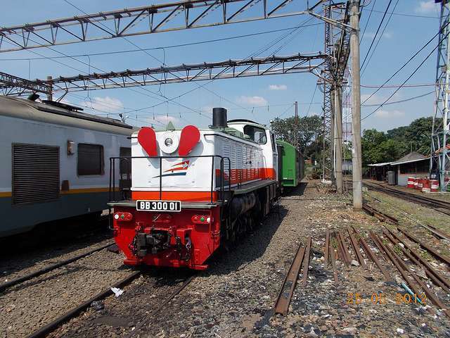 BB 300 01 ketika masih bedinas langsir di stasiun Manggarai | Source : (http://www.semboyan35.com/archive/index.php?thread-1212-11.html)