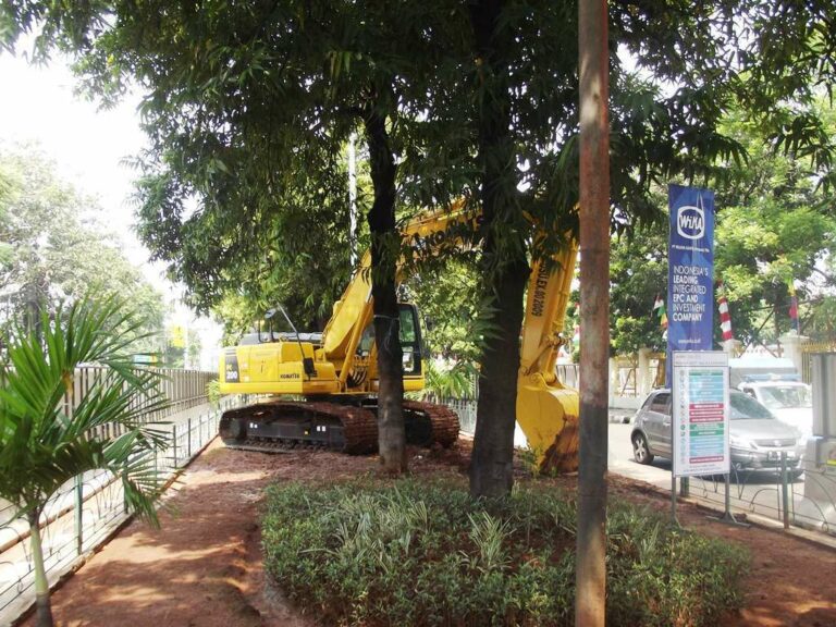 Lokasi pembangunan berada di taman yang menjadi pemisah jalan Velodrome