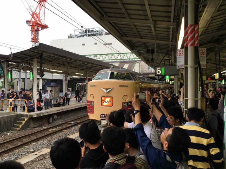 Para Railfans Jepang yang berkumpul untuk mengabadikan momen perjalanan terakhir KRL seri 485 | Foto: Hiroki-san
