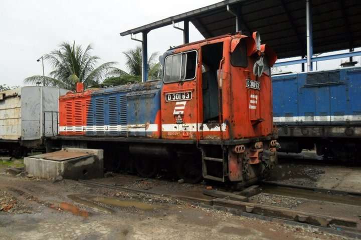 D 301 63 mangkrak di dipo lokomotif tanahabang