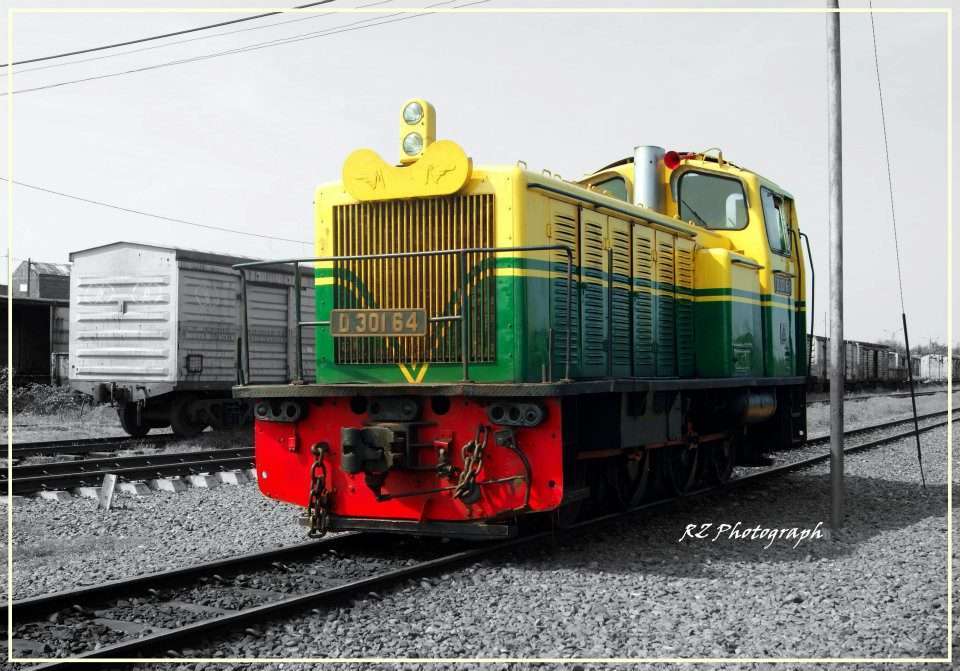 D 301 64 menunggu jadwal langsir di stasiun sidotopo