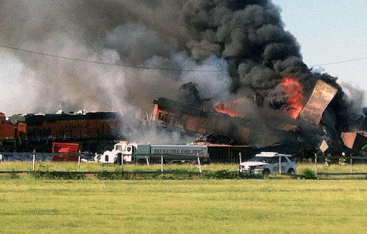 bnsf kebakaran texas KA Angkutan Barang BNSF Bertabrakan Dan Terbakar