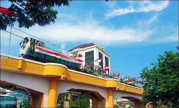 lokomotif D 301 33 sebagai KLB Surabaya Juang | Source : (http://www.roodebrugsoerabaia.com/2012/11/parade-juang-hari-pahlawan-2012.html)