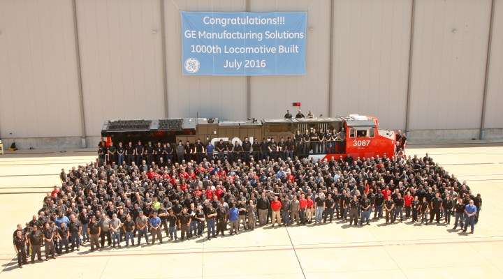 Para pekerja di GE Manufacturing Solutions dengan lokomotif ke-1000 mereka | Sumber: globalrailnews.com (klik foto)