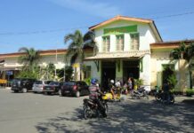 Tak Ingin Lelah Mengantre, Calon Penumpang KA “Titip Sandal” Di Stasiun