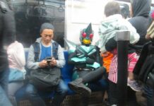 Tak Gunakan Sepeda Motor, Kamen Rider Ini Pulang Naik KRL Commuter Line