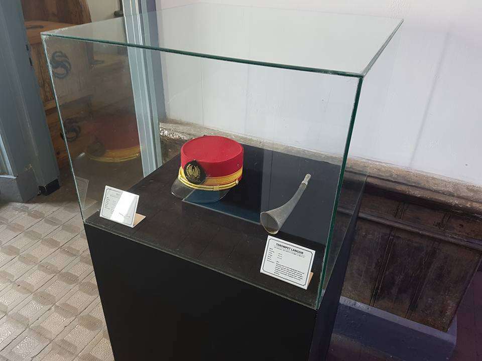 Terompet langsir dan topi PPKA, salah satu koleksi Museum KA Bondowoso. | Foto: Rio Prabowo.