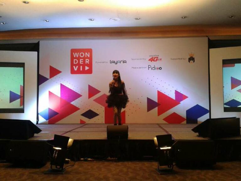 Achel sang Rachel Florencia menghibur para penonton dengan tembangnya yang apik