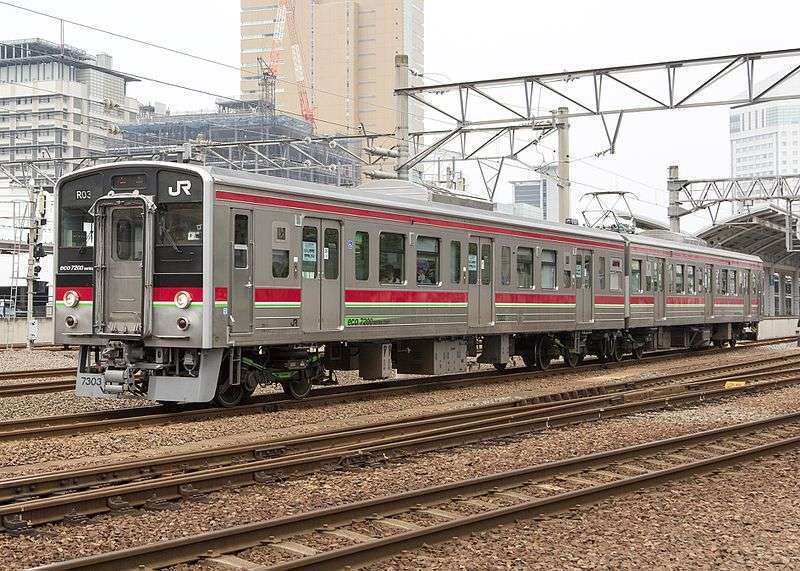 JRshikoku_7200series_7303+7203_at_takamatsu
