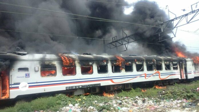 Kertajaya terbakar KA Kertajaya Terbakar Di Tanjung Priok