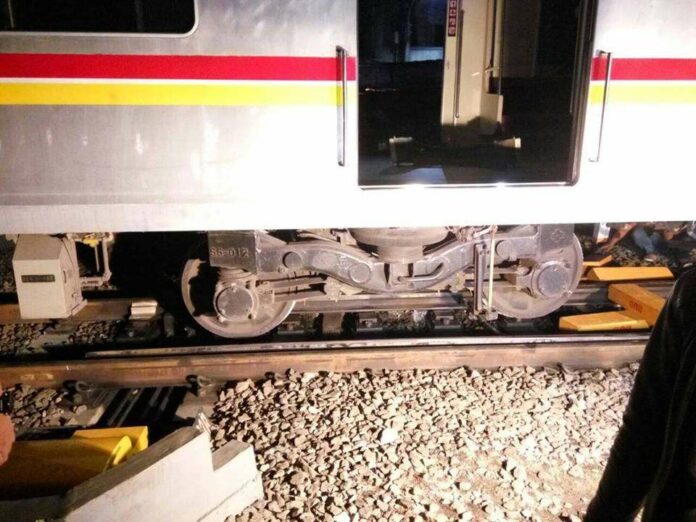 WhatsApp Image 2016-08-26 at 10.13.15 Rangkaian KRL Lintas Tangerang Anjlok Di Stasiun Duri
