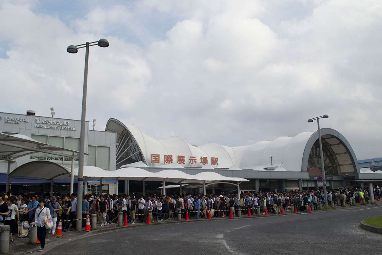 Suasana antrian di depan stasiun Kokusai-Tenjijo yang mengular di Comiket 88. (Kevin W)