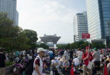 Berpanas Ria dan Antri Titip Sendal di Comiket