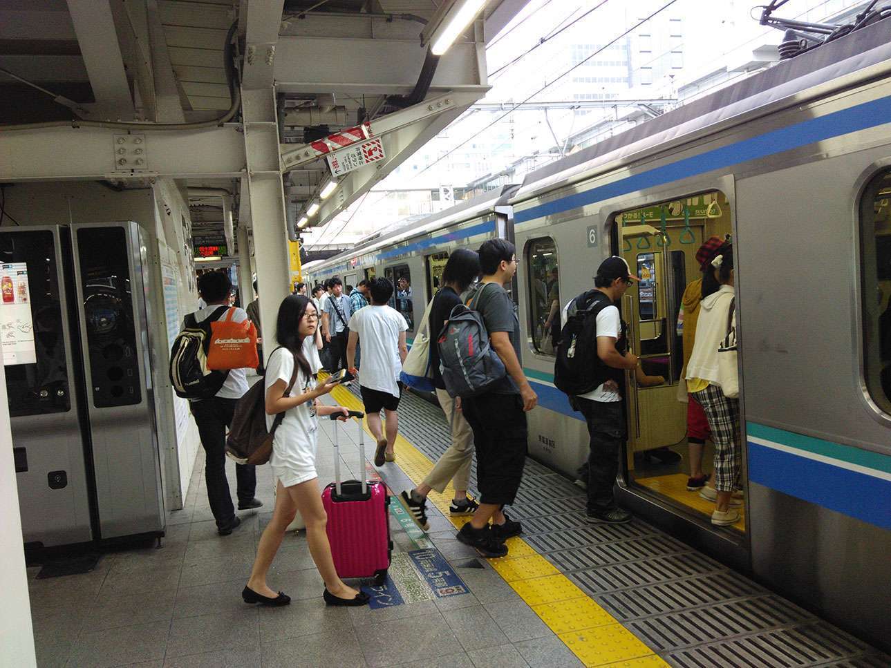 Calon cosplayer menumpang KRL Commuter menuju stasiun Kokusai-Tenjijo. Tersedia KRL "balik" yang hanya melayani rute Osaki - Shin-Kiba di jalur TWR. (Kevin W)