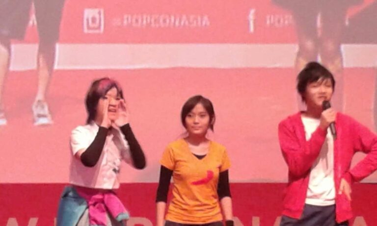 Inilah para cosplayer karakter komik Spectra Project (dari kiri ke kanan): Aura, Azra, dan Rio.