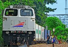 Kereta Api Angkutan Barang Anjlok dan Terguling di Cikaum