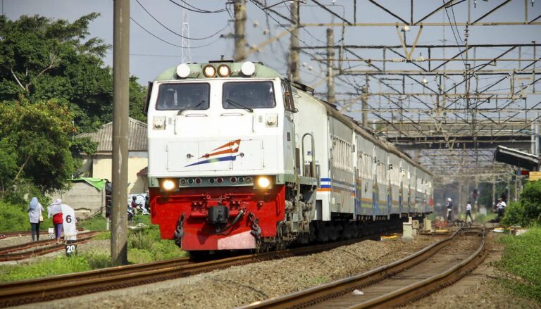 KA Fajar Utama Yogyakarta saat menggunakan rangkaian kereta kelas bisnis | Foto: Farouq Adhari