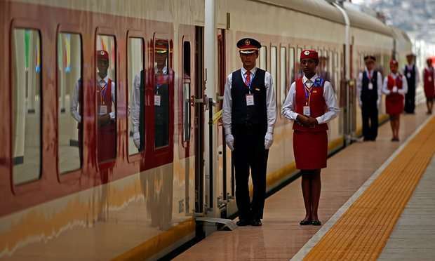 Petugas kondektur Ethiopian Railway asal Tiongkok dan seorang pramugari asal Ethiopia sedang bersiap saat jelang pengoperasian jalur kereta api Ethiopia-Djibouti.