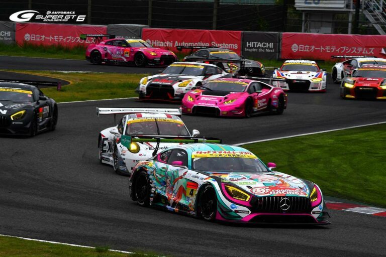 Penampilan GOODSMILE HATSUNE MIKU AMG #4 di seri Suzuka 1000 km yang digelar pada akhir Agustus lalu (sumber: supergt,net)