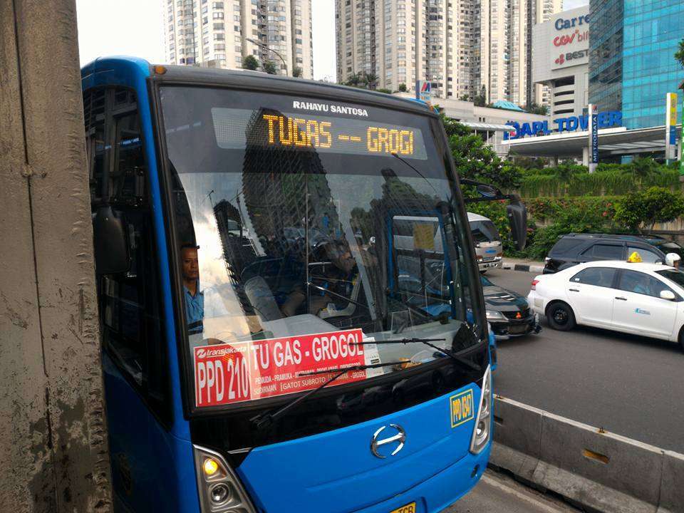 Transjakarta rute Tugas - Grogol, dioperasikan oleh Perum PPD.