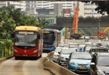 Produk Transportasi Asal Tiongkok Ditolak Di Indonesia Dan Singapura Bus Yutong (merah)produk buatan Tiongkok dan bus Scania (biru) buatan Swedia (ilustrasi) | Foto: Fasubkhanali