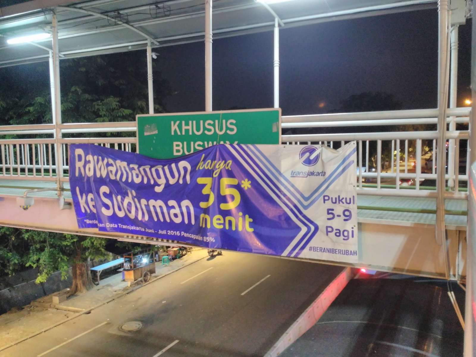 Spanduk "Rawamangun ke Sudirman hanya 35 menit*"