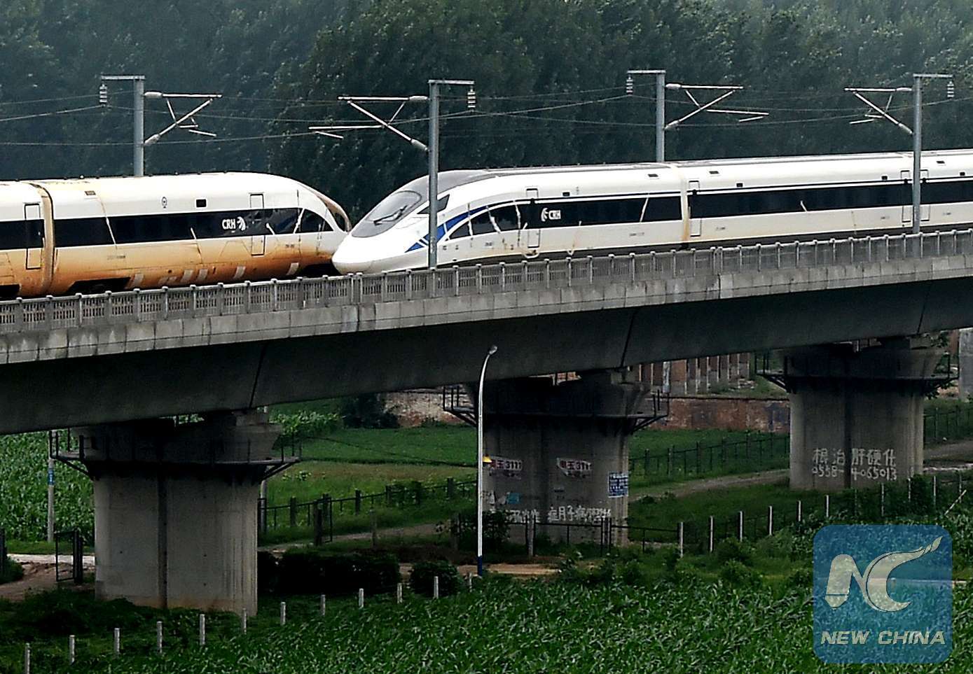 Dua Purwarupa kereta cepat, Blue Dolphin dan Golden Phoenix saat berpapasan | Foto: New China