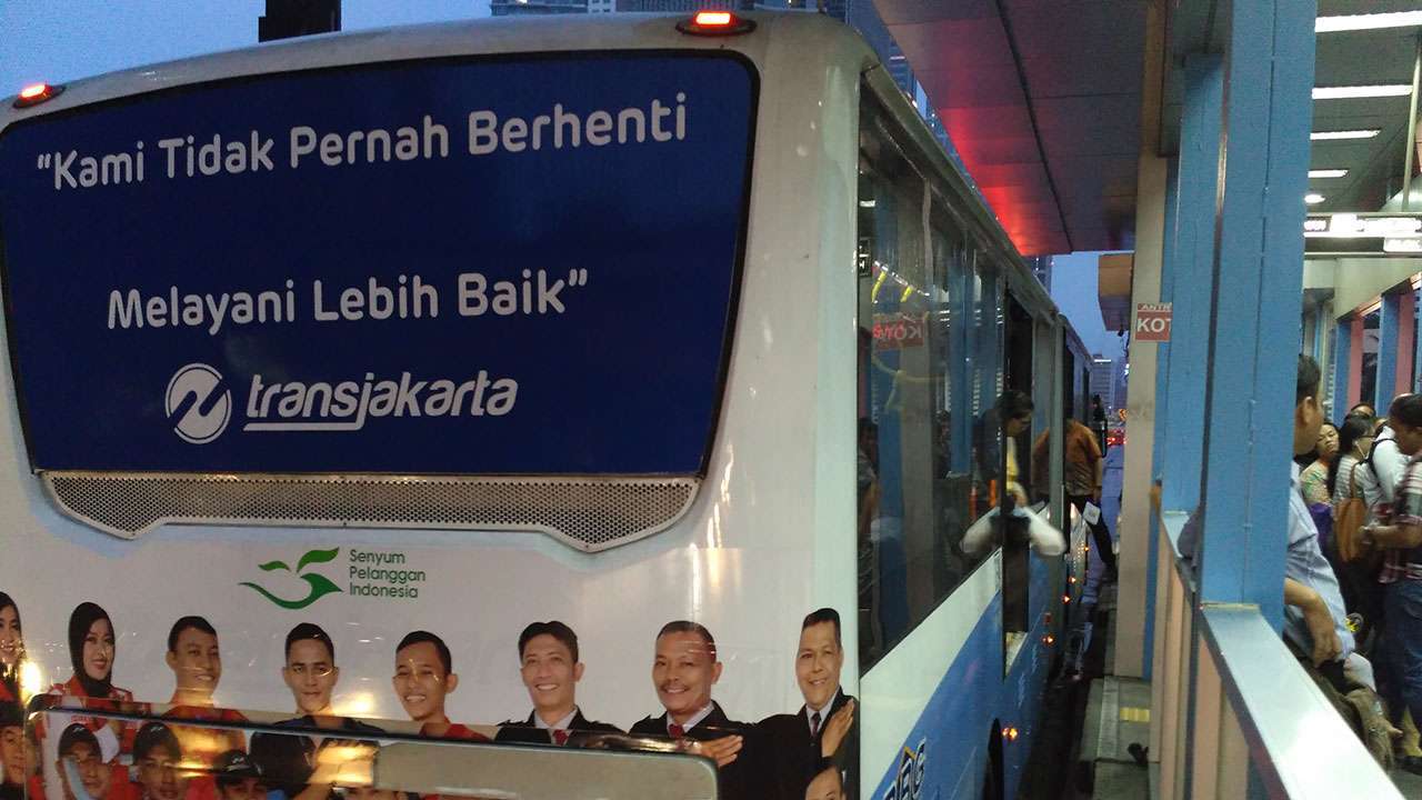 kami-tidak-pernah-berhenti-melayani-lebih-baik-transjakarta