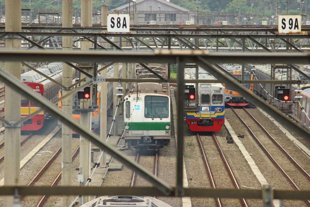 Jejeran KRL di depo Depok: seri 8000, KfW, 6131F, Hibah 6000, dan KfW (KAORI Nusantara / Farouq Adhari)