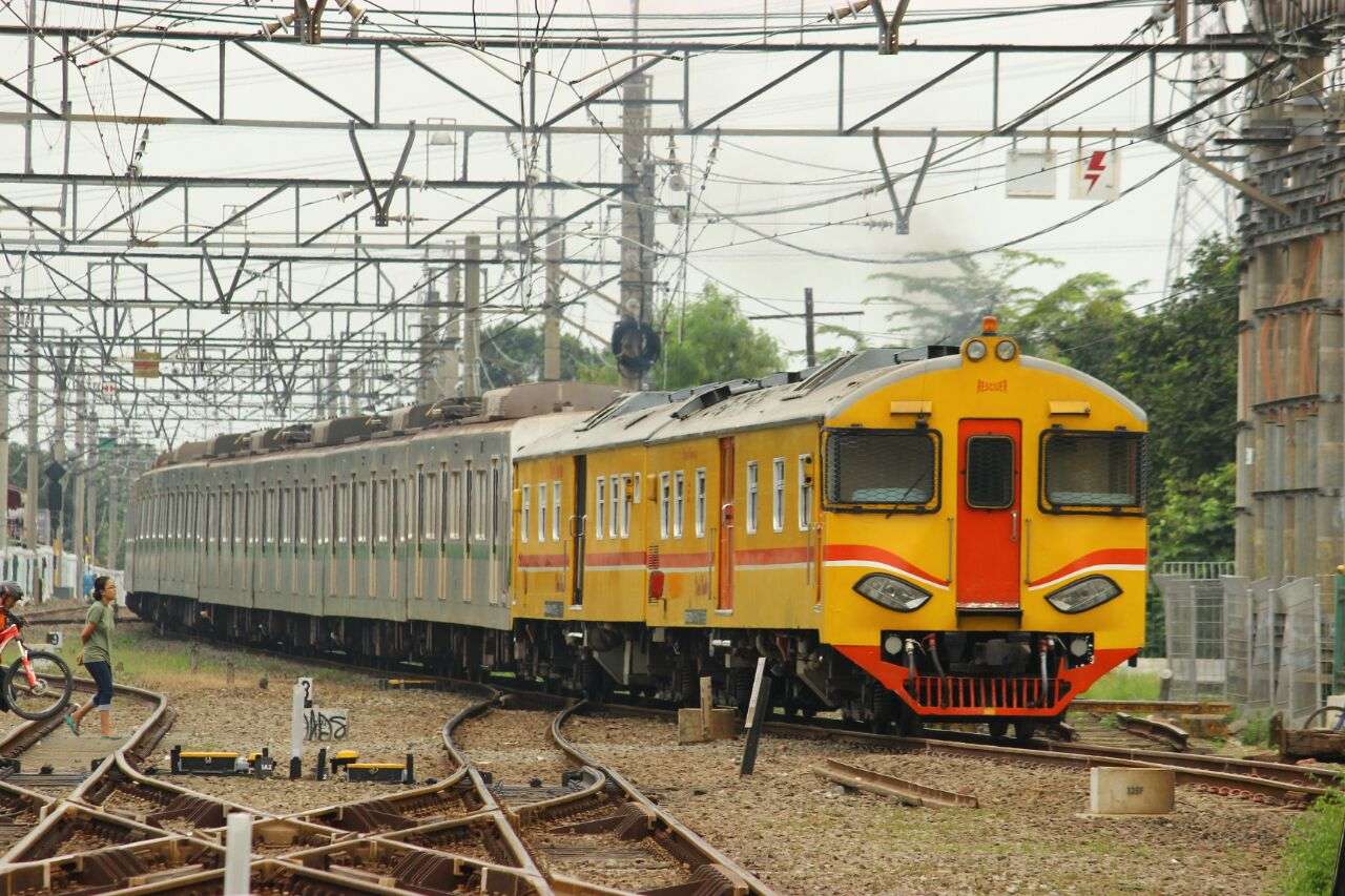 KRD NW menarik rangkaian 6131F (KAORI Nusantara / Farouq Adhari)