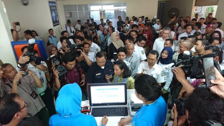 Menteri BUMN Rini Soemarno saat mencoba melakukan pembelian tiket KA dengn RAILPAY