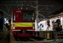KCJ Tambah Operasional KRL di Malam Tahun Baru 2017 KRL Commuter Line di malam hari. | Foto: Farouq Adhari
