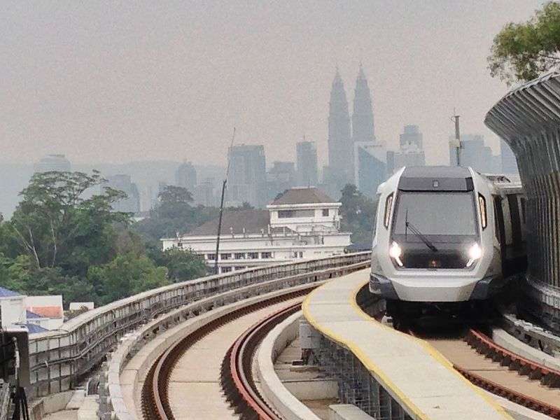 Rangkaian kereta MRT Malaysia saat melewati Stasiun Semantan. | Sumber: Wikipedia.