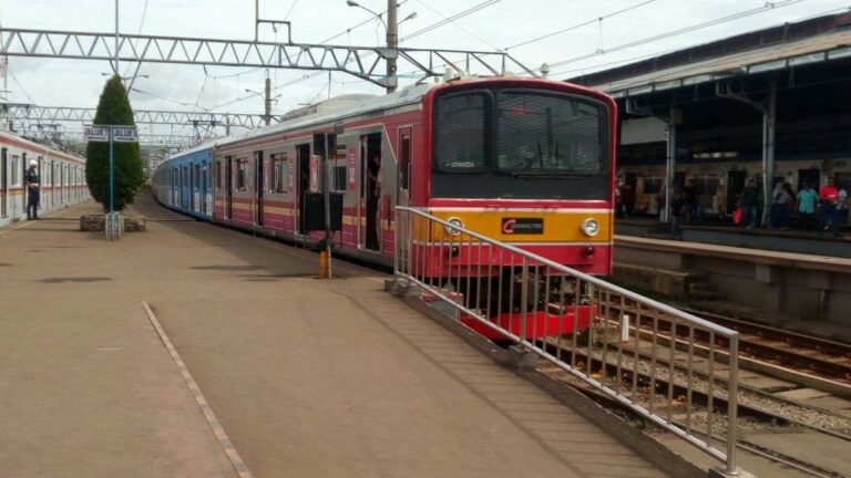 KRL seri 205, rangkaian 205-121F (HaE 13) | Foto: Farouq Adhari