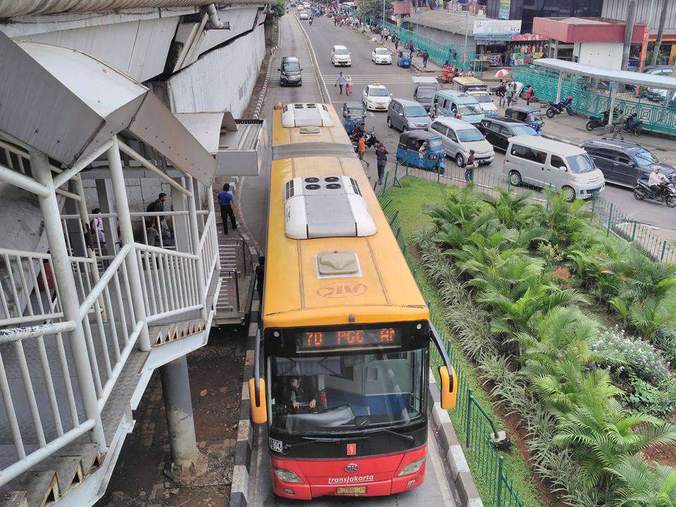 Bus Transjakarta Ankai HFF6180G02D dengan nomor unit TJ 0042, serupa bus yang terbakar, melintasi stasiun BRT Senen. (Kevin Wilyan)