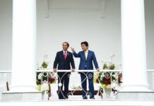Setelah PM Abe Datang, Proyek Kereta Agak Cepat Jadi Kereta Cepat Beneran Presiden RI Joko Widodo bersama dengan PM Jepang Shinzo Abe | Sumber: setkab.go.id