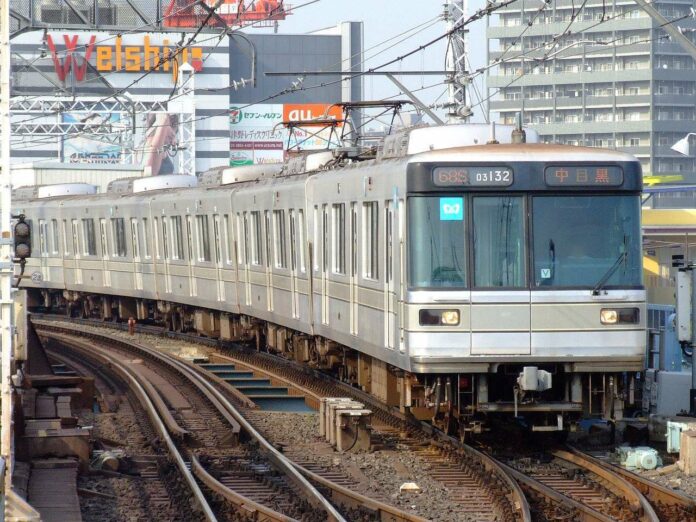 1280px-Teito-Rapid-Transit-Authority-03-hibiya-line Rangkaian kereta bawah tanah seri 03 milik Tokyo Metro (Lerk / Wikipedia Commons)