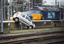 Stasiun Sepi, Ada Mobil Nyelonong di Peron, Eh Nyusruk ke Rel, Untung Ga Ganggu Perjalanan KA