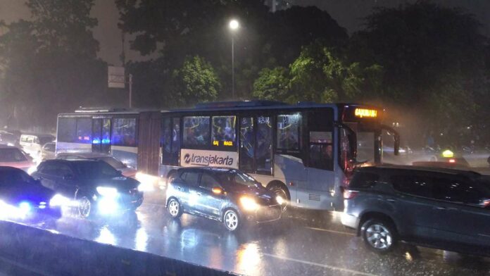 transjakarta-malam-hujan-ragunan-monas