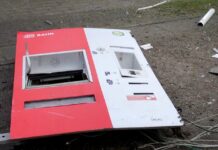 Apes Gan, Niat Nyolong di Mesin Tiket, Mesinnya Malah Meleduk, Tewas deh Bagian depan dari mesin tiket yang meledak (The Local / DPA)