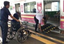 Hadirkan Portable Ramp, KCJ Permudah Akses Penumpang Difabel Uji Coba penggunaan Portable Ramp di Stasiun Juanda