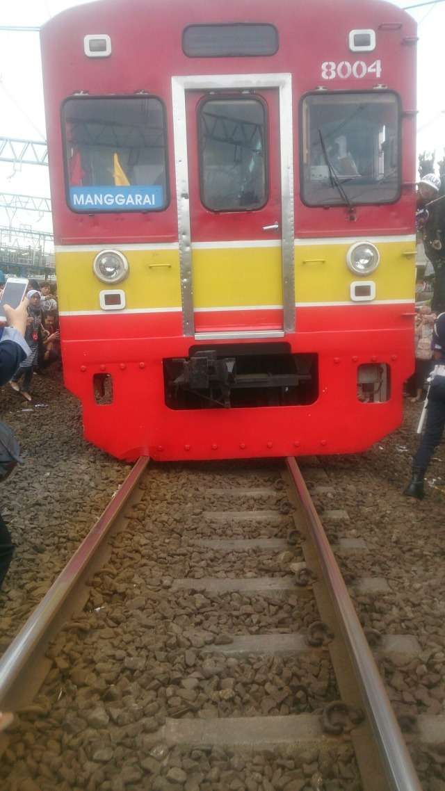 Tokyu 8003 KRL Bekasi Tujuan Jakarta Kota Anjlok Dekat Jatinegara