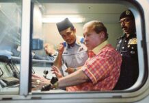 Berkunjung Ke Kuala Lumpur, Sultan Johor Menjadi Masinis KLB-nya Sendiri Sultan Johor Menjadi Masinis