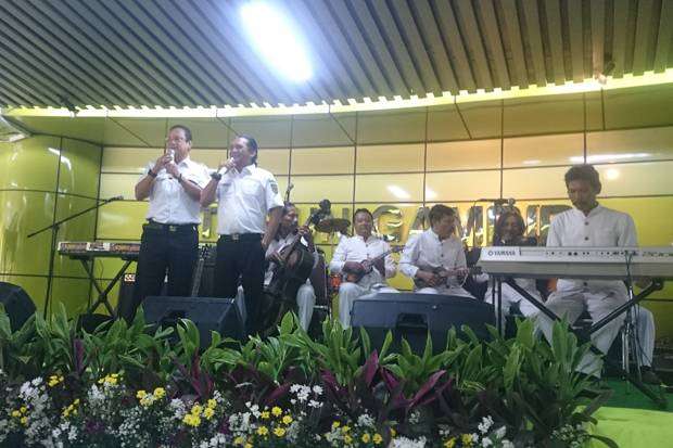 Didi Kempot saat perform menghibur Penumpang di stasiun gambir | Sumber: Sindo News