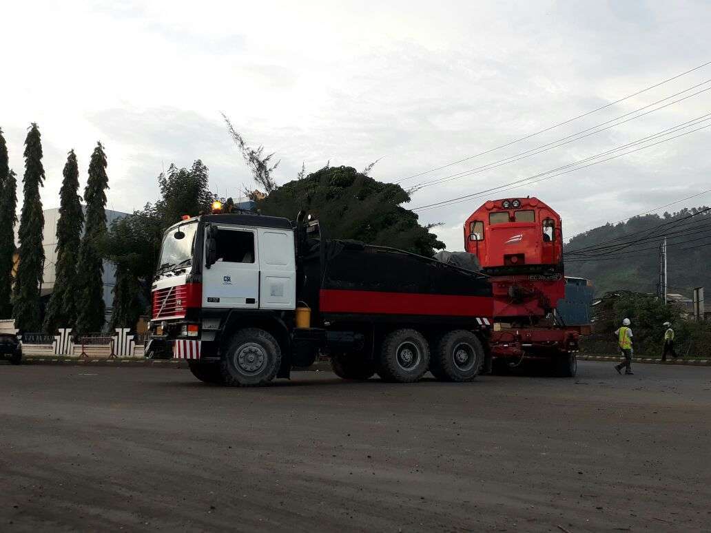 Daffa Kurniawan Arief_1 Lokomotif CC201 yang dibawa oleh truk cometto (Baradipat / Daffa Kurniawan Arief)