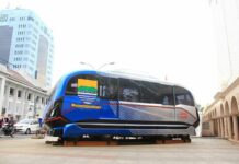 Bandung Pajang Purwarupa LRT Metro Kapsulnya di Alun-Alun Kota Warna Biru yang identik dengan klub sepak bola asal Bandung, Persib Bandung | Foto: Aryo Wicaksono