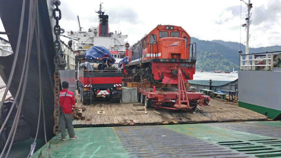 Lokomotif CC201 nomor 48 yang berada di atas kapal | Foto: Raditiya P.N.S
