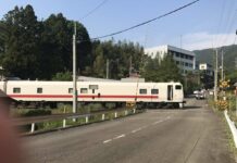 Inspeksi ke Jalur non-JR, Kereta Inspeksi Milik JR East Anjlok kereta inspeksi JR East, East-i D yang terdiam tak bisa bergerak (Twitter / @ijKRF9D58w23Acx)