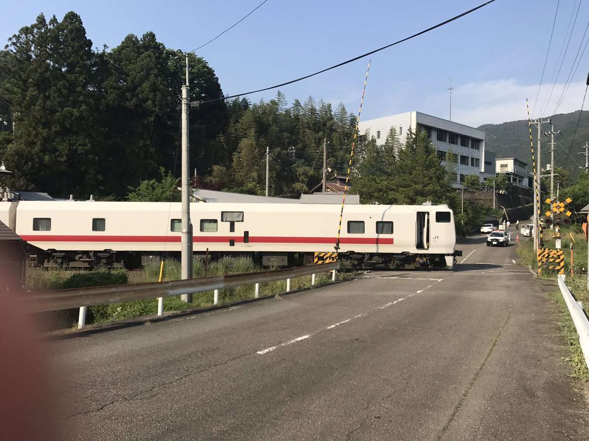 DAaewNkUQAEKM6b kereta inspeksi JR East, East-i D yang terdiam tak bisa bergerak (Twitter / @ijKRF9D58w23Acx)