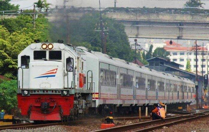 premium KLB Ujicoba K3 "Premium" Rangkaian ketiga berangkat Stasiun Lempuyangan (Facebook/Ragil Setiawan)